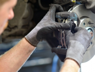 FOTOGALERIE Auto-auf-dem-Bremsenpruefstand-stehen.jpg